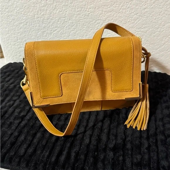 Vince Camuto Hannah Messenger Yellow Shoulder Bag - Picture 5 of 13